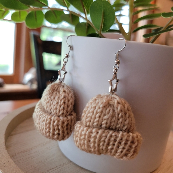 π₯LAST PAIRπ₯ Knit Hat Drop Earrings - Picture 6 of 6